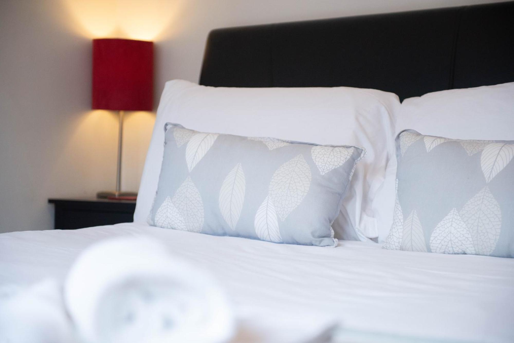 Stylish Townhouse, Work Desk, Fast Wi-Fi, Sleeps 6 Stamford Kültér fotó
